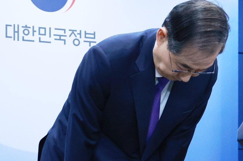 South Korean acting President and Prime Minister Han Duck-soo bows after delivering an address to the nation on Thursday at the government complex in Seoul in which he announced his resignation, in a move widely seen as signaling his intention to run in a snap presidential election next month. Photo by Yonhap/EPA-EFE
