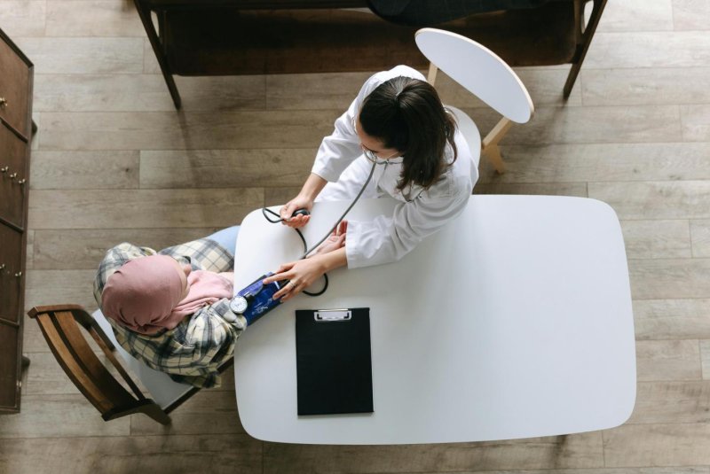 A bacterial toxin called colibactin, produced by certain strains of E. coli, appears to alter gut DNA in a way that prompts colon cancer, researchers report in the journal Nature. Photo by Thirdman/Pexels