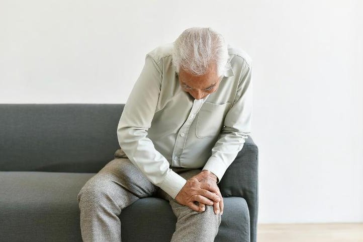 Researchers found that Metformin reduced knee arthritis pain during a six-month treatment period, potentially delaying the need for knee replacement surgery. Adobe stock/HealthDay